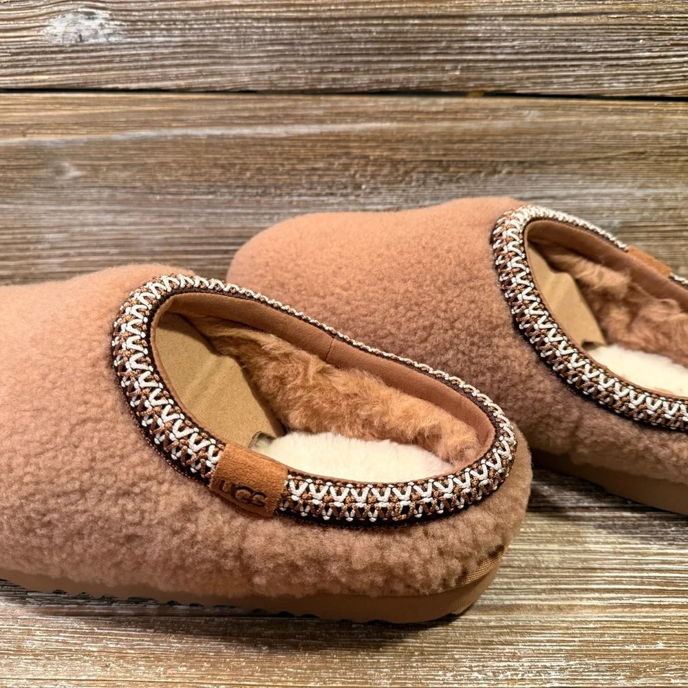 UGG Tan Shearling Slippers NEW big kids size 6 fits like an adult size 7 - Picture 6 of 8